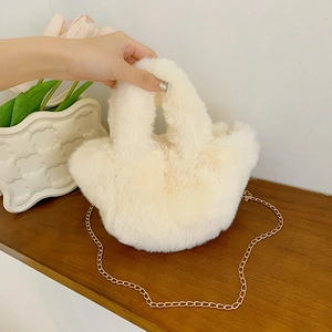Plüschige Handtasche aus cremefarbenem Kunstfell mit goldener Kette für Herbst und Winter