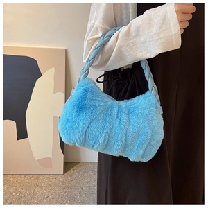 Détail du sac à main bleu clair en fausse fourrure avec bandoulière tressée en PU