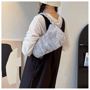 Détail d'un sac bandoulière en fausse fourrure grise avec bandoulière en corde tressée