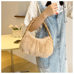 Détail du sac croissant en fausse fourrure kaki avec poignée tressée pour l'automne-hiver