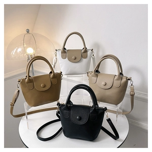 Détail des mini sacs bandoulière en cuir en blanc, marron, abricot et noir