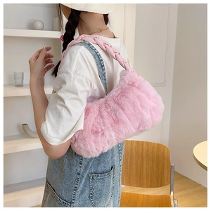 Détail de la texture douce en fausse fourrure rose et bandoulière en cuir tressé