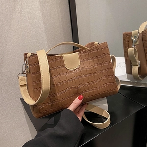 Sac à main marron en cuir PU gaufré crocodile avec anses crème et bandoulière réglable