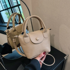 Mini sac bandoulière minimaliste en cuir beige avec poignées rondes et bouton à rabat rond
