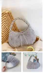 Détail du sac à main gris en fausse fourrure avec poignées tressées et texture douce en peluche
