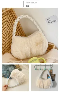 Détail du sac à bandoulière en peluche blanc cassé avec poignée tressée et texture nuage