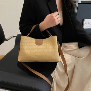 Sac à main chic crème motif crocodile avec poignées marron et bandoulière fine