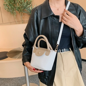 Petit sac bandoulière minimaliste blanc et beige en cuir avec poignée supérieure