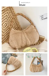 Détail du sac nuage en fausse fourrure kaki avec poignée en cuir tressé pour femmes