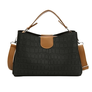 Sac à main femme noir à motif crocodile avec poignées marron et bandoulière réglable