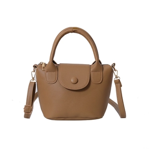 Mini sac bandoulière en similicuir marron avec poignée ronde et texture grainée