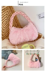 Détail du sac sous le bras en peluche rose avec poignée en cuir tressé élégant