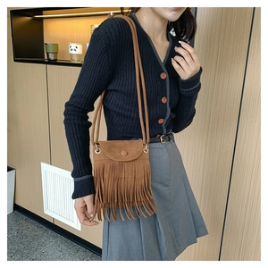 Vue détaillée du sac à bandoulière marron avec texture daim et longues franges de mode