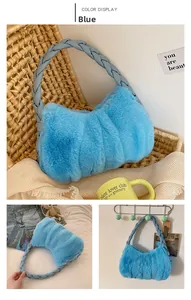 Sac à main bleu en fausse fourrure avec bandoulière tressée en vues portées et suspendues