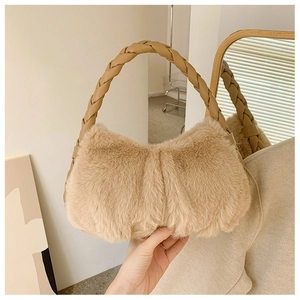 Détail de sac à main en fausse fourrure douce avec une anse tressée en cuir PU