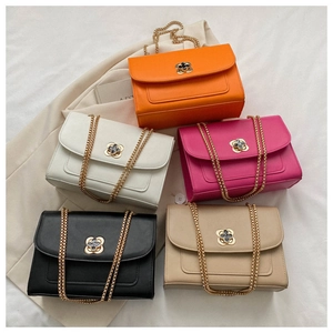 Petit sac carré à bandoulière avec fermoir trèfle disponible en cinq coloris