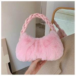 Détail du sac à épaule en fausse fourrure rose avec poignée tressée épaisse et peluche