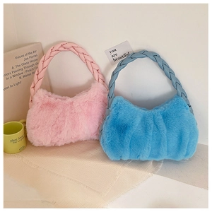 Détail de sacs à main en fausse fourrure rose et bleue avec anses tressées sur grille