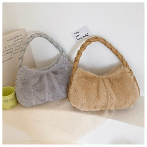 Détail de sacs à main en peluche avec poignées en cuir tressé en gris et kaki