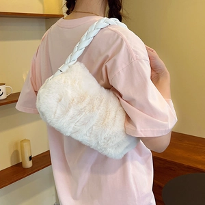 Sac à épaule chic en fausse fourrure blanche avec bandoulière tressée pour l'hiver