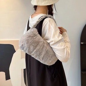 Sac à épaule en fausse fourrure grise avec bandoulière tressée pour l'hiver