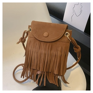 Détails du sac bandoulière en daim marron avec longues franges et bandoulière à nœuds