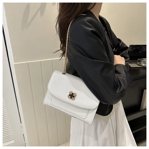 Sac bandoulière blanc avec fermoir trèfle doré et bandoulière en chaîne élégante