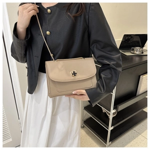 Sac bandoulière chic beige pour femme avec fermoir fleur dorée et design accordéon élégant