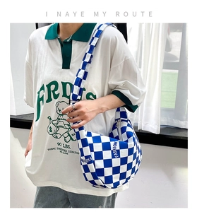 Détail du sac à bandoulière en croissant à damier bleu et blanc avec logo FASHION