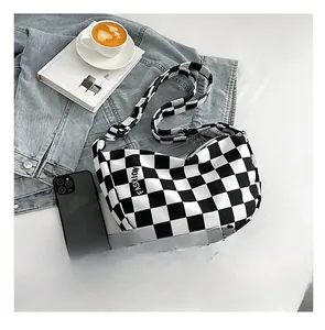 Détail du sac bandoulière en toile à damier avec logo Fashion et accessoires lifestyle