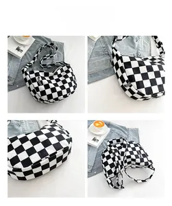 Détails sous plusieurs angles du sac bandoulière à carreaux noirs et blancs avec sangle