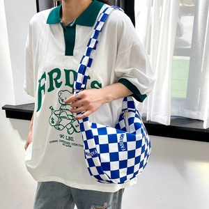Sac bandoulière croissant en toile à damier bleu et blanc avec inscription fashion