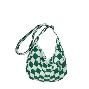 Sac bandoulière en damier vert et blanc avec bandoulière réglable et design croissant