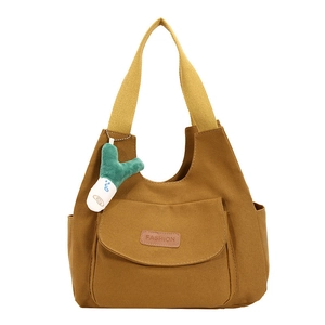 Grand sac cabas en toile jaune moutarde avec étiquette mode et breloque peluche