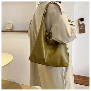 Détail du sac cabas en similicuir vert olive avec couture verticale et bandoulière réglable