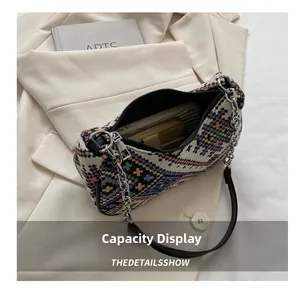 Capacidad interna del bolso de hombro tejido étnico con espacio para móvil y cartera