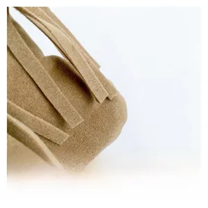 Makroaufnahme von hochwertigem braunem Filzmaterial mit stilvollem langen Fransen-Detail