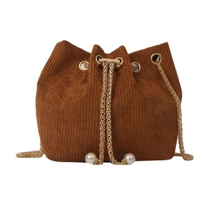 Braune Cord-Beuteltasche mit goldener Kette und Perlen-Kordelzug auf weißem Hintergrund