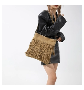 Detailansicht der Boho-Schultertasche aus khakifarbenem Wildleder mit Fransenbesatz