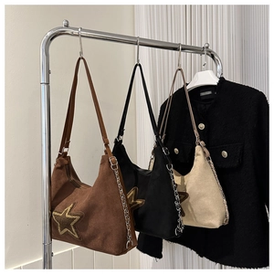 Drie minimalistische hobo-schoudertassen met sterpatches en metalen kettingen