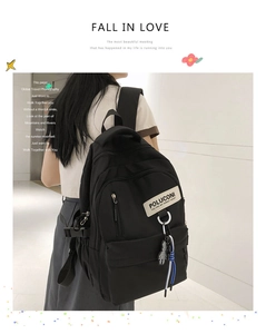 Vue de dos d'un mannequin portant un sac à dos noir en nylon avec marquage POLUCONI et breloques