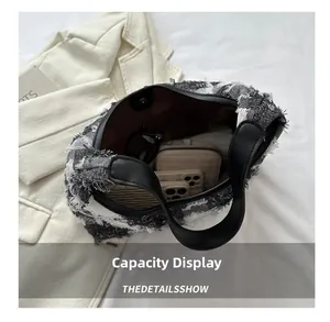 Vue détaillée du grand sac cabas à carreaux montrant le rangement intérieur et les franges