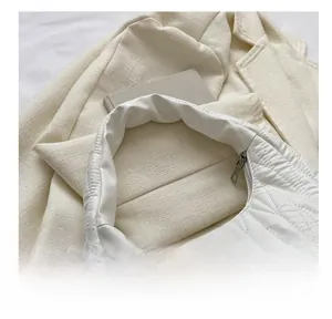 Gros plan d'un sac à main matelassé blanc en similicuir avec texture à carreaux