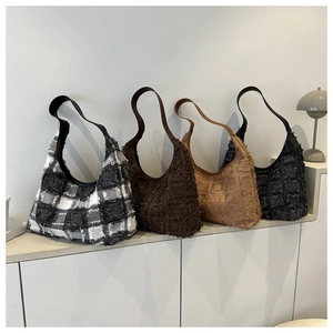 Sélection de quatre grands sacs cabas à carreaux minimalistes en diverses couleurs neutres