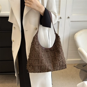 Grand sac cabas marron rétro à texture quadrillée porté à l'épaule pour femme