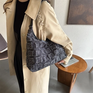 Sac hobo gris foncé minimaliste avec texture à carreaux et bandoulière en cuir noir