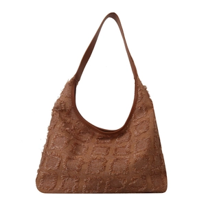 Sac fourre-tout marron rétro avec texture à carreaux frangée et bandoulière minimaliste