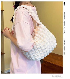 Borsa a tracolla bianca testurizzata popcorn indossata con outfit casual moderno