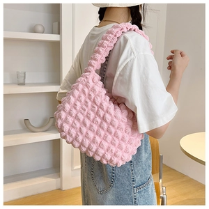 Dettaglio della borsa rosa con trama a bolle e finitura in tessuto 3D per un look moderno
