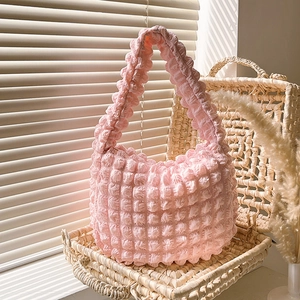 Elegante borsa rosa chiaro con trama popcorn in un raffinato cestino intrecciato
